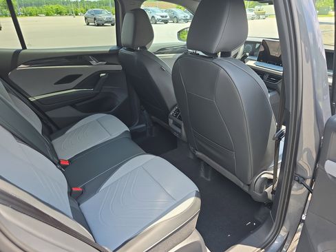 New 2025 Volkswagen Tiguan SE R-Line image 11