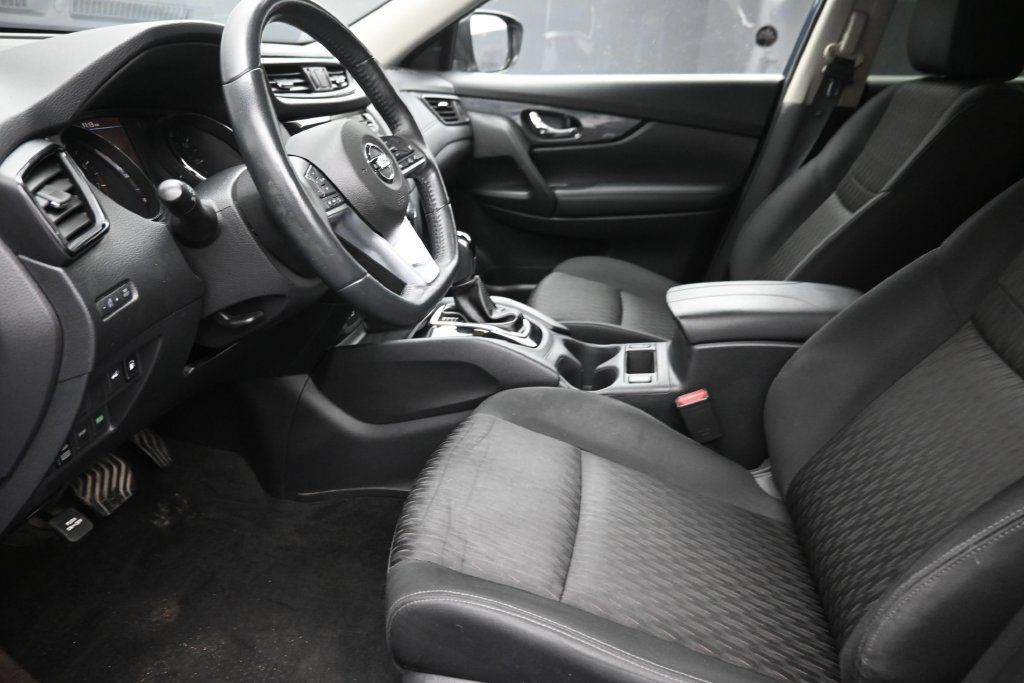 Used 2018 Nissan Rogue SV w/ Premium Package AWD/4WD image 16