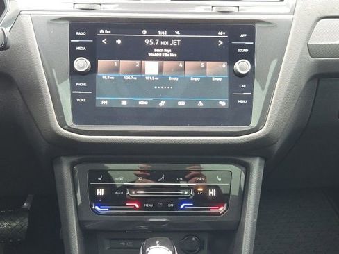 Used 2024 Volkswagen Tiguan SE image 3