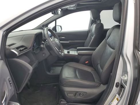 Used 2024 Toyota Sienna XSE w/ XSE Premium Package image 18