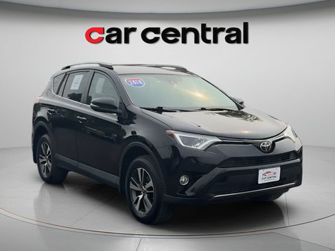 Used 2018 Toyota RAV4 XLE AWD/4WD image 7