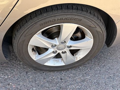 Used 2013 Hyundai Elantra GLS FWD image 9