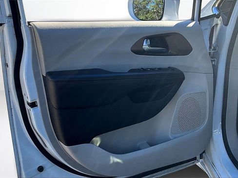 Used 2019 Chrysler Pacifica Touring-L Plus w/ Advanced Safetytec Group image 19