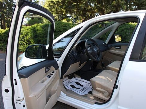 Used 2012 Suzuki SX4 LE FWD image 5