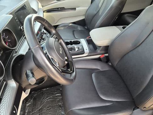 Used 2024 Kia Carnival LX FWD image 11