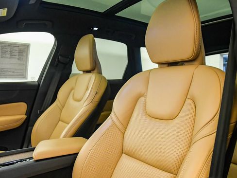 Certified 2023 Volvo XC60 B5 Ultimate w/ Climate Package FWD image 20