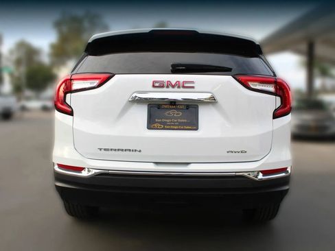 Used 2024 GMC Terrain SLT image 4