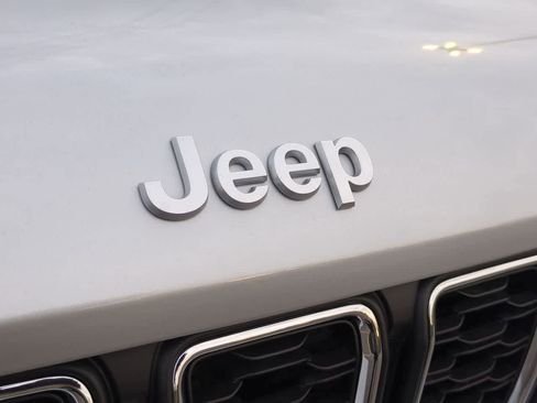 New 2025 Jeep Grand Cherokee Laredo w/ Luxury Tech Group I RWD image 12