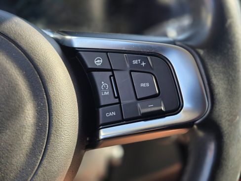 Used 2017 Jaguar F-PACE R-Sport image 34