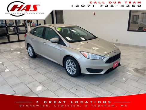 Used 2018 Ford Focus SE w/ Cold Weather Package image 9