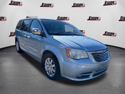 Used 2012 Chrysler Town & Country Touring-L w/ Driver Convenience Group image 3