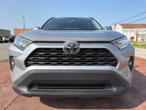 Used 2019 Toyota RAV4 XLE FWD image 2