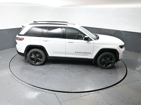 New 2026 Jeep Grand Cherokee Limited w/ Limited Altitude Package AWD/4WD image 29