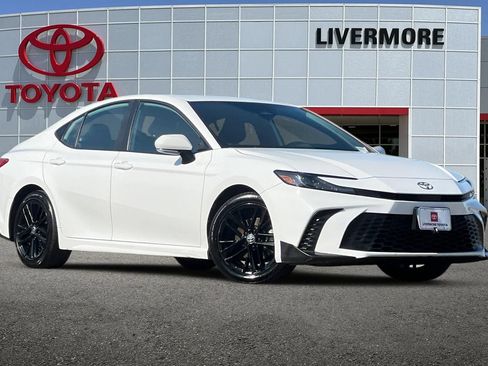 Used 2025 Toyota Camry SE FWD image 2