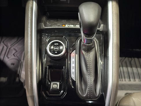 Used 2025 Chevrolet Colorado ZR2 w/ Midnight Edition AWD/4WD image 33