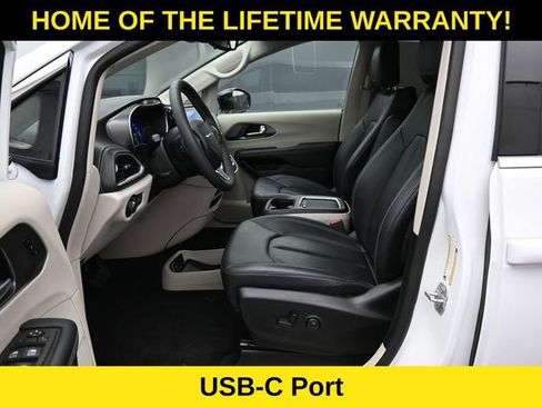 Used 2024 Chrysler Pacifica Touring-L image 14