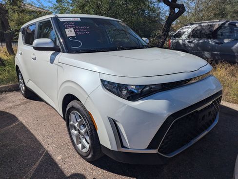 Certified 2025 Kia Soul LX image 2