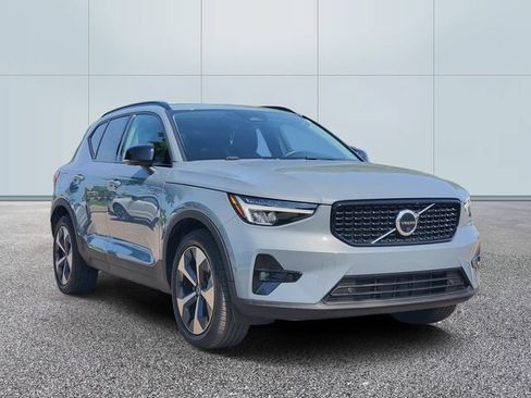 Certified 2023 Volvo XC40 B5 Plus w/ Driver Assist Package AWD/4WD image 3