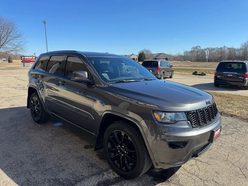 Used 2018 Jeep Grand Cherokee Altitude image 7