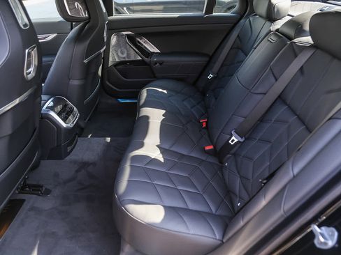 Used 2025 BMW 750e xDrive w/ Premium Package image 15