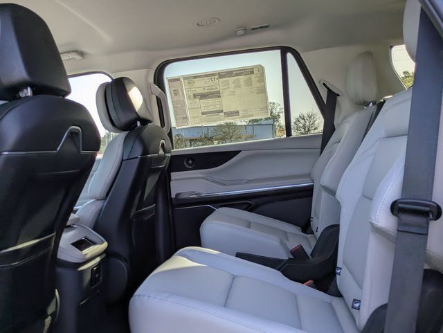 New 2026 Lincoln Navigator Premiere AWD/4WD image 14