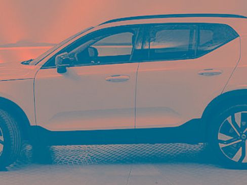 Used 2023 Volvo XC40 B5 Ultimate w/ Climate Package image 5