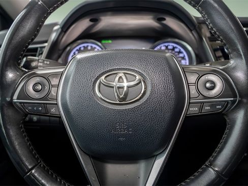 Used 2018 Toyota Camry XLE image 13