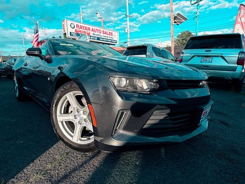 Used 2018 Chevrolet Camaro LT RWD image 3