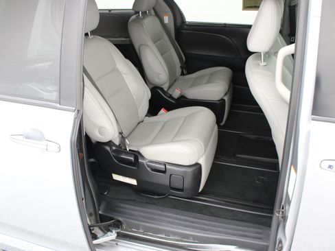 Used 2017 Toyota Sienna Limited FWD image 37