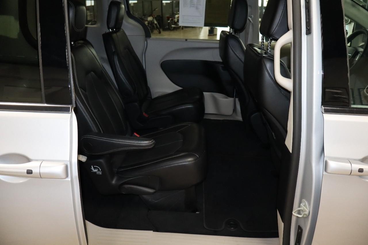 Used 2024 Chrysler Pacifica Touring-L FWD image 26