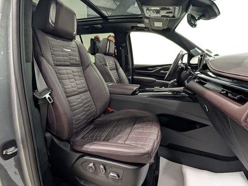 Used 2024 Cadillac Escalade V w/ LPO, ONYX Package image 26