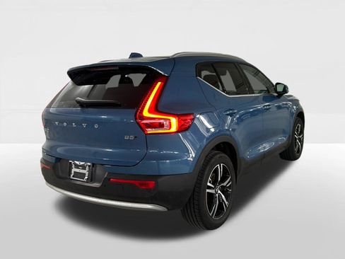Used 2025 Volvo XC40 B5 Core image 2
