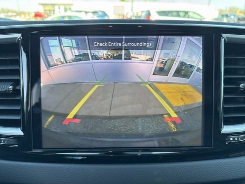 Used 2023 Chrysler Pacifica Touring-L image 2