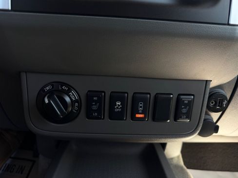 Used 2017 Nissan Frontier SV w/ SV Value Truck Package AWD/4WD image 11