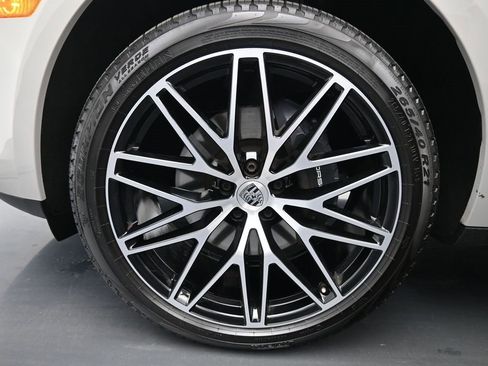 Certified 2025 Porsche Macan image 12