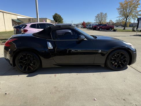 Used 2017 Nissan 370Z Touring image 8
