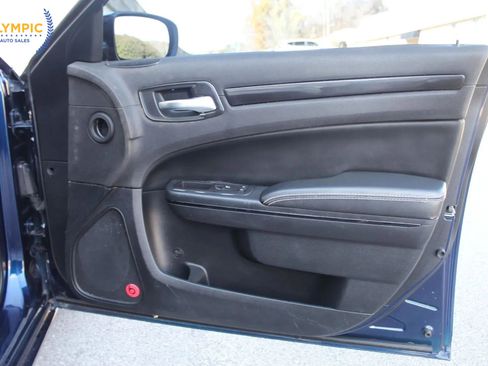 Used 2017 Chrysler 300 Limited image 38