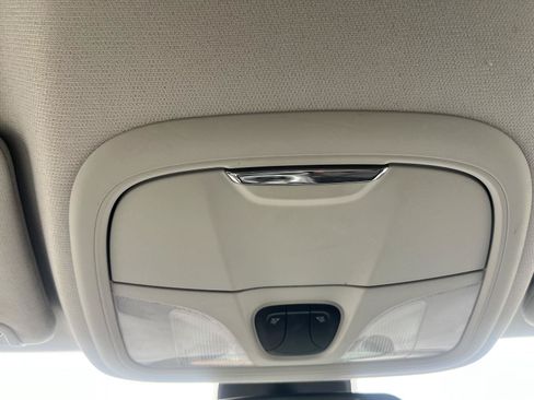 Used 2019 Jeep Cherokee Latitude w/ Cold Weather Group FWD image 25