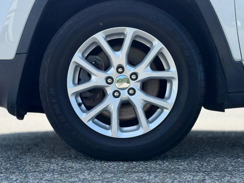 Used 2016 Jeep Cherokee Latitude w/ Comfort/Convenience Group AWD/4WD image 31