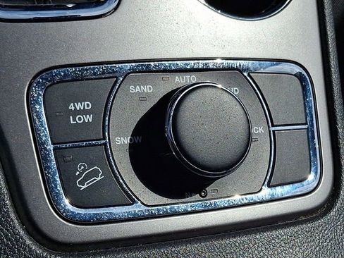 Used 2019 Jeep Grand Cherokee Laredo AWD/4WD image 25
