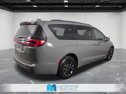 Used 2021 Chrysler Pacifica Touring-L w/ S Appearance Package image 5
