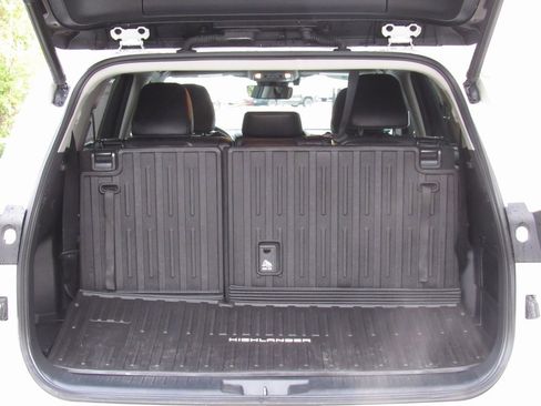 Certified 2021 Toyota Highlander XLE image 24