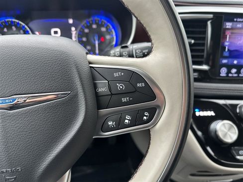 Used 2017 Chrysler Pacifica Limited FWD image 37