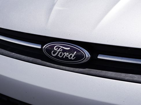 Used 2016 Ford Escape SE w/ Equipment Group 201A FWD image 3