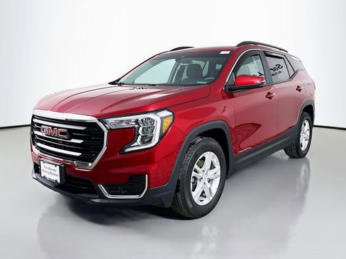 Used 2024 GMC Terrain SLE w/ Driver Convenience Package image 3