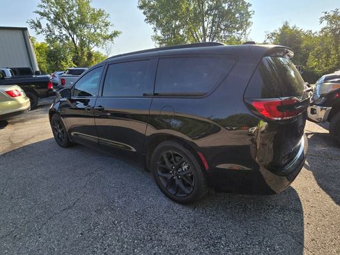 Used 2023 Chrysler Pacifica Touring-L w/ S Appearance Package FWD image 4