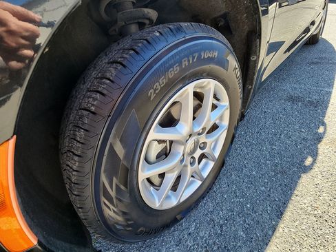 Certified 2023 Chrysler Pacifica Touring-L image 18