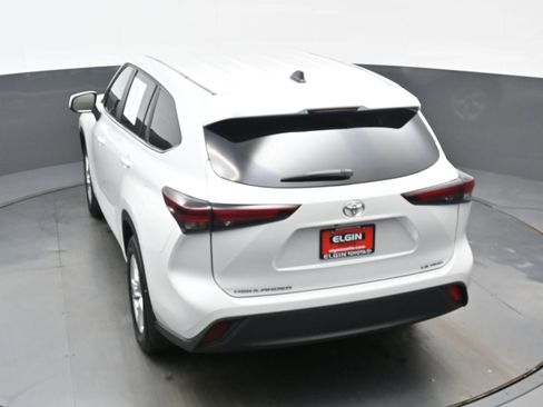Used 2024 Toyota Highlander LE AWD/4WD image 39