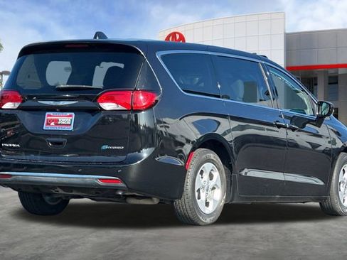 Used 2018 Chrysler Pacifica Touring Plus image 4