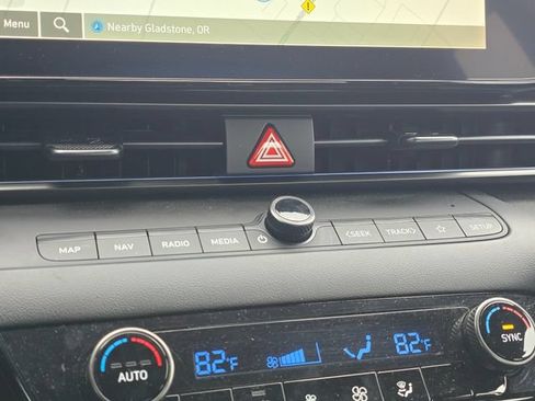 Certified 2025 Hyundai Elantra SEL FWD image 30